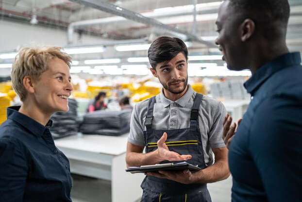 Technische Fachkräfte im Gespräch